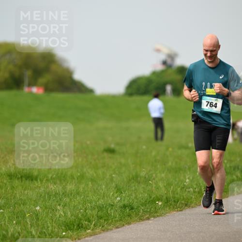 10.05.2026 - 8. Wedeler Halbmarathon Dr. Thomas Lammeyer http://msf.ph/oto/9705378 10.05.2026 11:53:52 Laufen 764 meine-sportfotos.de