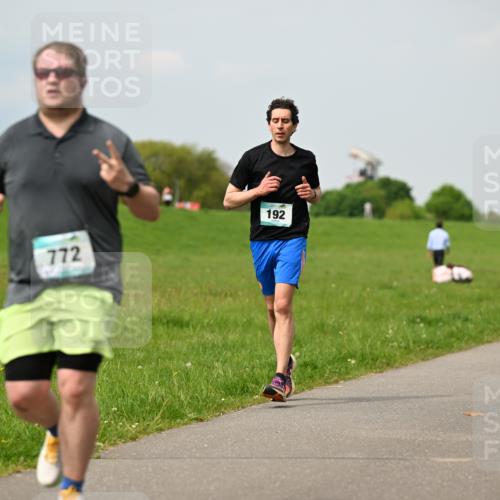 10.05.2026 - 8. Wedeler Halbmarathon Dr. Thomas Lammeyer http://msf.ph/oto/9705464 10.05.2026 11:54:11 Laufen 772, 192 meine-sportfotos.de