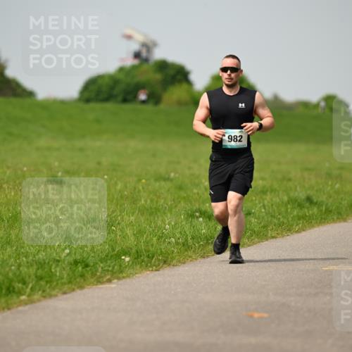 10.05.2026 - 8. Wedeler Halbmarathon Dr. Thomas Lammeyer http://msf.ph/oto/9705565 10.05.2026 11:54:54 Laufen 982, 120 meine-sportfotos.de