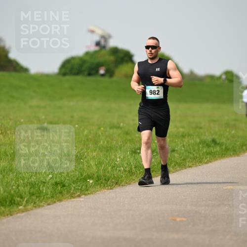10.05.2026 - 8. Wedeler Halbmarathon Dr. Thomas Lammeyer http://msf.ph/oto/9705566 10.05.2026 11:54:54 Laufen 982 meine-sportfotos.de