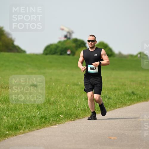 10.05.2026 - 8. Wedeler Halbmarathon Dr. Thomas Lammeyer http://msf.ph/oto/9705567 10.05.2026 11:54:54 Laufen 982 meine-sportfotos.de
