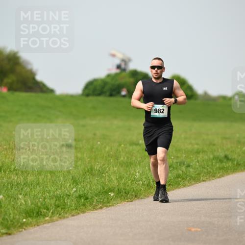 10.05.2026 - 8. Wedeler Halbmarathon Dr. Thomas Lammeyer http://msf.ph/oto/9705568 10.05.2026 11:54:54 Laufen 982 meine-sportfotos.de