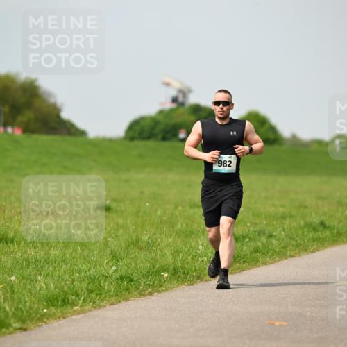 10.05.2026 - 8. Wedeler Halbmarathon Dr. Thomas Lammeyer http://msf.ph/oto/9705569 10.05.2026 11:54:54 Laufen 982 meine-sportfotos.de