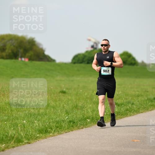 10.05.2026 - 8. Wedeler Halbmarathon Dr. Thomas Lammeyer http://msf.ph/oto/9705571 10.05.2026 11:54:55 Laufen 982 meine-sportfotos.de