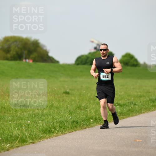 10.05.2026 - 8. Wedeler Halbmarathon Dr. Thomas Lammeyer http://msf.ph/oto/9705572 10.05.2026 11:54:55 Laufen 982 meine-sportfotos.de