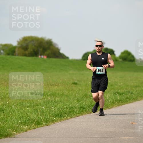 10.05.2026 - 8. Wedeler Halbmarathon Dr. Thomas Lammeyer http://msf.ph/oto/9705574 10.05.2026 11:54:55 Laufen 982 meine-sportfotos.de