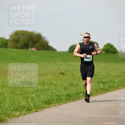 10.05.2026 - 8. Wedeler Halbmarathon Dr. Thomas Lammeyer http://msf.ph/oto/9705575 10.05.2026 11:54:55 Laufen 982 meine-sportfotos.de