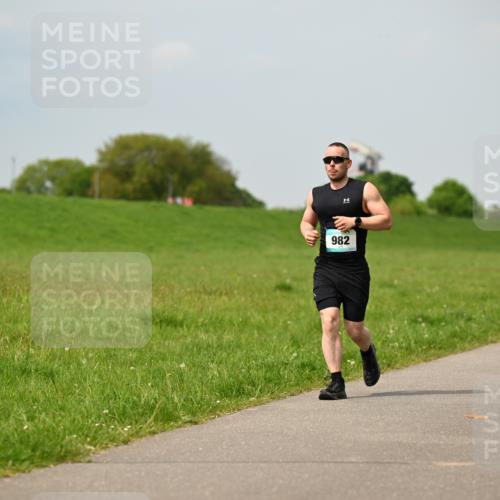 10.05.2026 - 8. Wedeler Halbmarathon Dr. Thomas Lammeyer http://msf.ph/oto/9705576 10.05.2026 11:54:55 Laufen 982 meine-sportfotos.de