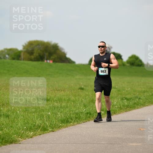 10.05.2026 - 8. Wedeler Halbmarathon Dr. Thomas Lammeyer http://msf.ph/oto/9705577 10.05.2026 11:54:55 Laufen 982 meine-sportfotos.de