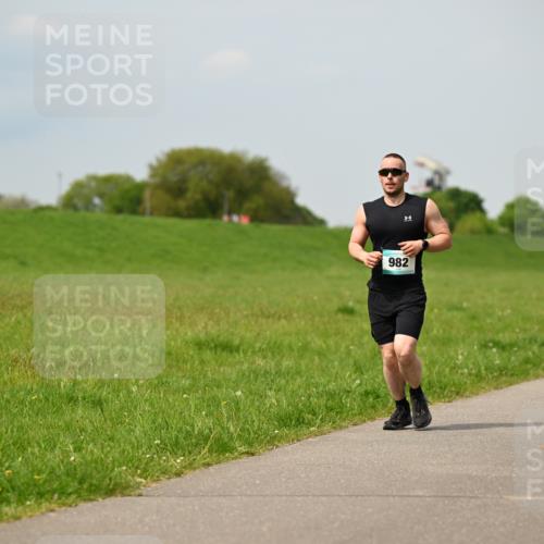 10.05.2026 - 8. Wedeler Halbmarathon Dr. Thomas Lammeyer http://msf.ph/oto/9705578 10.05.2026 11:54:56 Laufen 982 meine-sportfotos.de