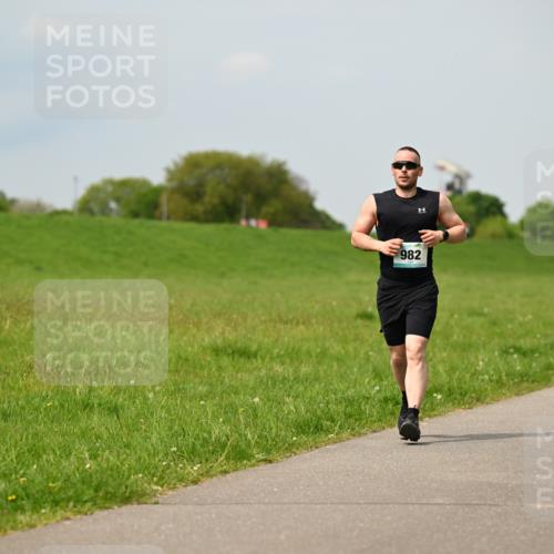 10.05.2026 - 8. Wedeler Halbmarathon Dr. Thomas Lammeyer http://msf.ph/oto/9705579 10.05.2026 11:54:56 Laufen 982 meine-sportfotos.de
