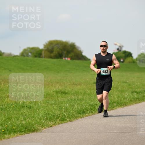 10.05.2026 - 8. Wedeler Halbmarathon Dr. Thomas Lammeyer http://msf.ph/oto/9705580 10.05.2026 11:54:56 Laufen 982 meine-sportfotos.de