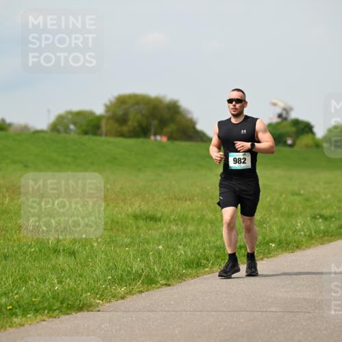 10.05.2026 - 8. Wedeler Halbmarathon Dr. Thomas Lammeyer http://msf.ph/oto/9705581 10.05.2026 11:54:56 Laufen 982 meine-sportfotos.de