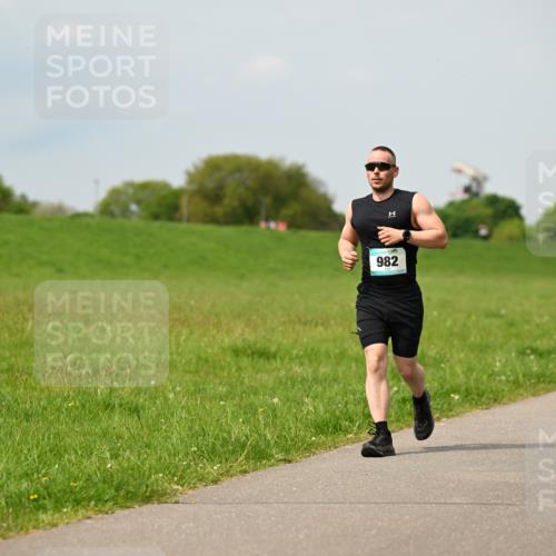 10.05.2026 - 8. Wedeler Halbmarathon Dr. Thomas Lammeyer http://msf.ph/oto/9705582 10.05.2026 11:54:56 Laufen 982 meine-sportfotos.de