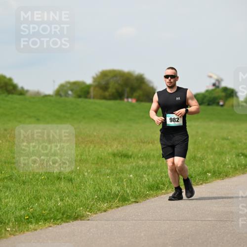 10.05.2026 - 8. Wedeler Halbmarathon Dr. Thomas Lammeyer http://msf.ph/oto/9705583 10.05.2026 11:54:56 Laufen 982 meine-sportfotos.de