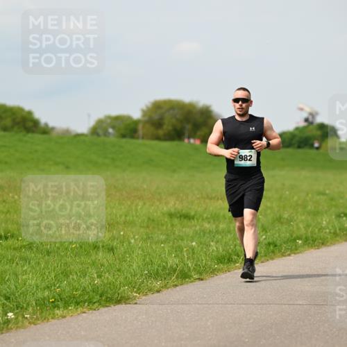 10.05.2026 - 8. Wedeler Halbmarathon Dr. Thomas Lammeyer http://msf.ph/oto/9705585 10.05.2026 11:54:56 Laufen 982 meine-sportfotos.de