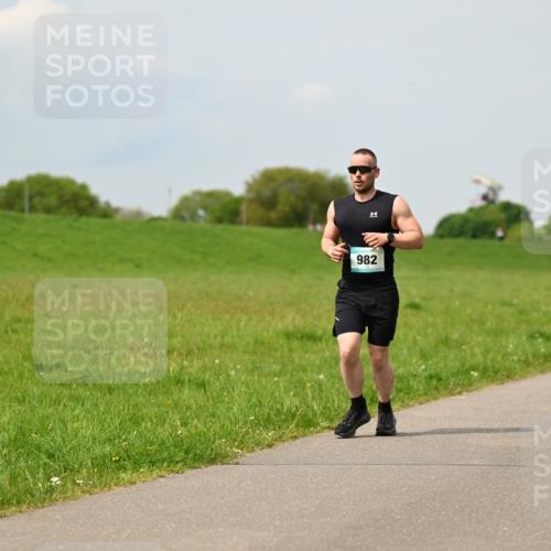 10.05.2026 - 8. Wedeler Halbmarathon Dr. Thomas Lammeyer http://msf.ph/oto/9705586 10.05.2026 11:54:57 Laufen 982 meine-sportfotos.de