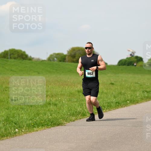 10.05.2026 - 8. Wedeler Halbmarathon Dr. Thomas Lammeyer http://msf.ph/oto/9705587 10.05.2026 11:54:57 Laufen 982 meine-sportfotos.de