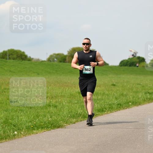 10.05.2026 - 8. Wedeler Halbmarathon Dr. Thomas Lammeyer http://msf.ph/oto/9705589 10.05.2026 11:54:57 Laufen 982 meine-sportfotos.de