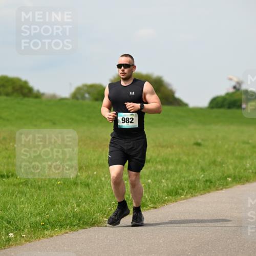 10.05.2026 - 8. Wedeler Halbmarathon Dr. Thomas Lammeyer http://msf.ph/oto/9705591 10.05.2026 11:54:57 Laufen 982 meine-sportfotos.de