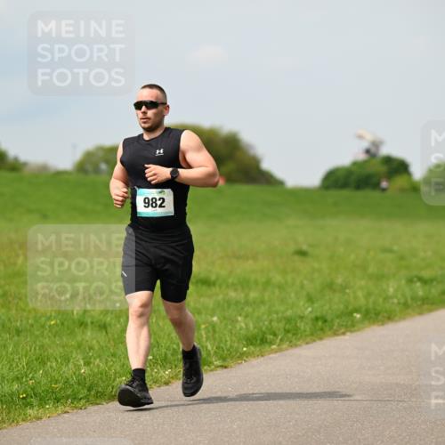 10.05.2026 - 8. Wedeler Halbmarathon Dr. Thomas Lammeyer http://msf.ph/oto/9705593 10.05.2026 11:54:58 Laufen 982 meine-sportfotos.de