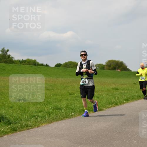10.05.2026 - 8. Wedeler Halbmarathon Dr. Thomas Lammeyer http://msf.ph/oto/9705650 10.05.2026 11:55:09 Laufen 229, 2105 meine-sportfotos.de