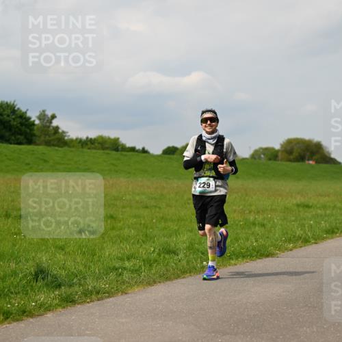 10.05.2026 - 8. Wedeler Halbmarathon Dr. Thomas Lammeyer http://msf.ph/oto/9705652 10.05.2026 11:55:09 Laufen 229, 2105 meine-sportfotos.de