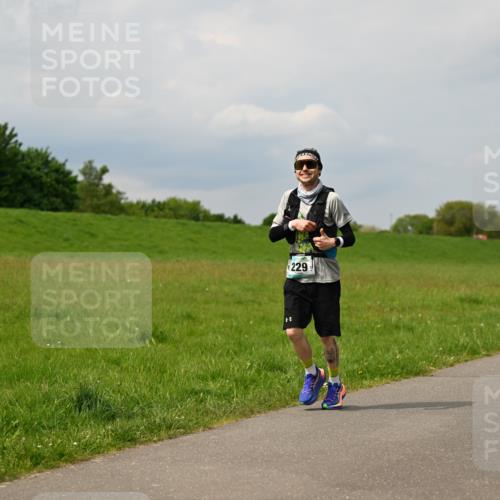 10.05.2026 - 8. Wedeler Halbmarathon Dr. Thomas Lammeyer http://msf.ph/oto/9705653 10.05.2026 11:55:09 Laufen 229, 2105 meine-sportfotos.de