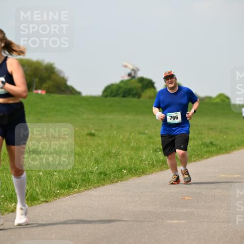 10.05.2026 - 8. Wedeler Halbmarathon Dr. Thomas Lammeyer http://msf.ph/oto/9705711 10.05.2026 11:55:24 Laufen 766 meine-sportfotos.de