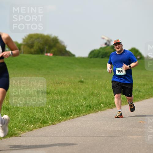 10.05.2026 - 8. Wedeler Halbmarathon Dr. Thomas Lammeyer http://msf.ph/oto/9705715 10.05.2026 11:55:25 Laufen 1015, 766 meine-sportfotos.de