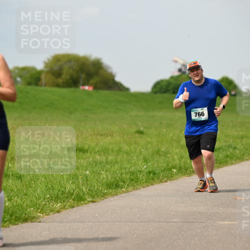 10.05.2026 - 8. Wedeler Halbmarathon Dr. Thomas Lammeyer http://msf.ph/oto/9705716 10.05.2026 11:55:25 Laufen 766 meine-sportfotos.de