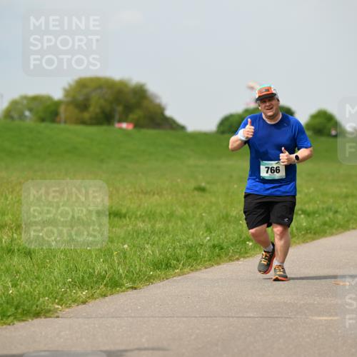 10.05.2026 - 8. Wedeler Halbmarathon Dr. Thomas Lammeyer http://msf.ph/oto/9705718 10.05.2026 11:55:25 Laufen 766 meine-sportfotos.de