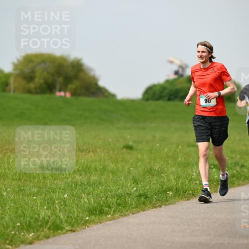 10.05.2026 - 8. Wedeler Halbmarathon Dr. Thomas Lammeyer http://msf.ph/oto/9705750 10.05.2026 11:55:42 Laufen 517 meine-sportfotos.de