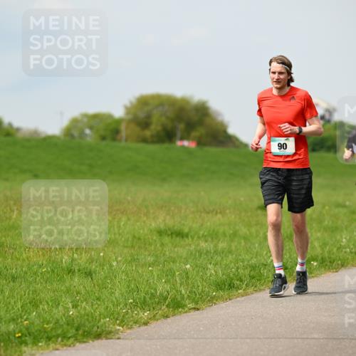10.05.2026 - 8. Wedeler Halbmarathon Dr. Thomas Lammeyer http://msf.ph/oto/9705760 10.05.2026 11:55:43 Laufen 517 meine-sportfotos.de
