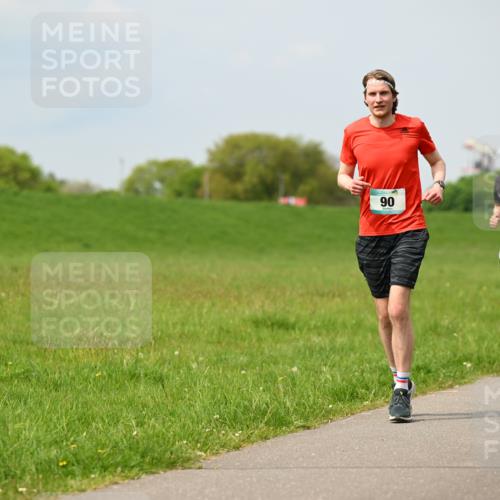 10.05.2026 - 8. Wedeler Halbmarathon Dr. Thomas Lammeyer http://msf.ph/oto/9705765 10.05.2026 11:55:43 Laufen 517 meine-sportfotos.de