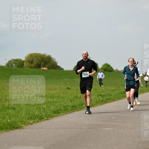 10.05.2026 - 8. Wedeler Halbmarathon Dr. Thomas Lammeyer http://msf.ph/oto/9705821 10.05.2026 11:55:55 Laufen 313, 485 meine-sportfotos.de
