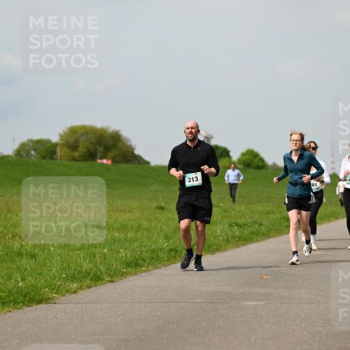 10.05.2026 - 8. Wedeler Halbmarathon Dr. Thomas Lammeyer http://msf.ph/oto/9705823 10.05.2026 11:55:55 Laufen 313, 485 meine-sportfotos.de