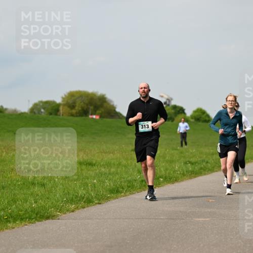 10.05.2026 - 8. Wedeler Halbmarathon Dr. Thomas Lammeyer http://msf.ph/oto/9705826 10.05.2026 11:55:55 Laufen 313, 485 meine-sportfotos.de