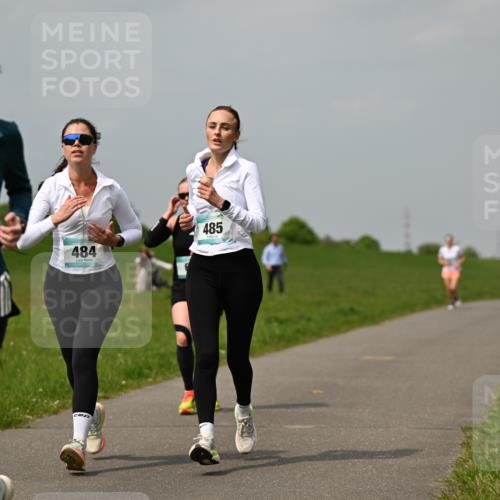 10.05.2026 - 8. Wedeler Halbmarathon Dr. Thomas Lammeyer http://msf.ph/oto/9705837 10.05.2026 11:56:00 Laufen 484, 485 meine-sportfotos.de
