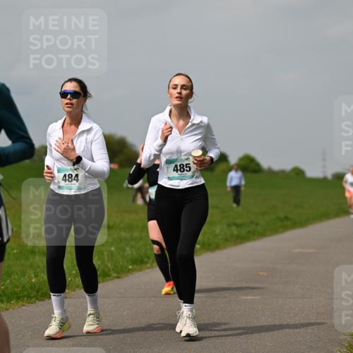 10.05.2026 - 8. Wedeler Halbmarathon Dr. Thomas Lammeyer http://msf.ph/oto/9705840 10.05.2026 11:56:00 Laufen 484, 485 meine-sportfotos.de