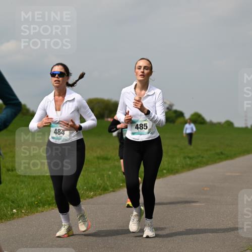 10.05.2026 - 8. Wedeler Halbmarathon Dr. Thomas Lammeyer http://msf.ph/oto/9705842 10.05.2026 11:56:00 Laufen 484, 485 meine-sportfotos.de