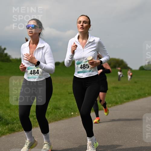 10.05.2026 - 8. Wedeler Halbmarathon Dr. Thomas Lammeyer http://msf.ph/oto/9705851 10.05.2026 11:56:01 Laufen 484, 485 meine-sportfotos.de