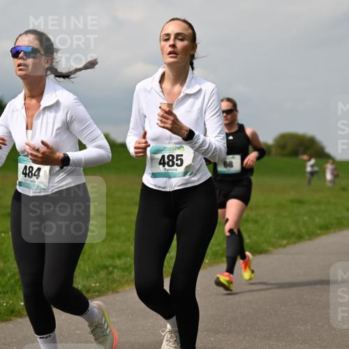 10.05.2026 - 8. Wedeler Halbmarathon Dr. Thomas Lammeyer http://msf.ph/oto/9705852 10.05.2026 11:56:02 Laufen 484, 485 meine-sportfotos.de