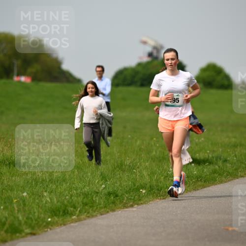 10.05.2026 - 8. Wedeler Halbmarathon Dr. Thomas Lammeyer http://msf.ph/oto/9705865 10.05.2026 11:56:08 Laufen  meine-sportfotos.de