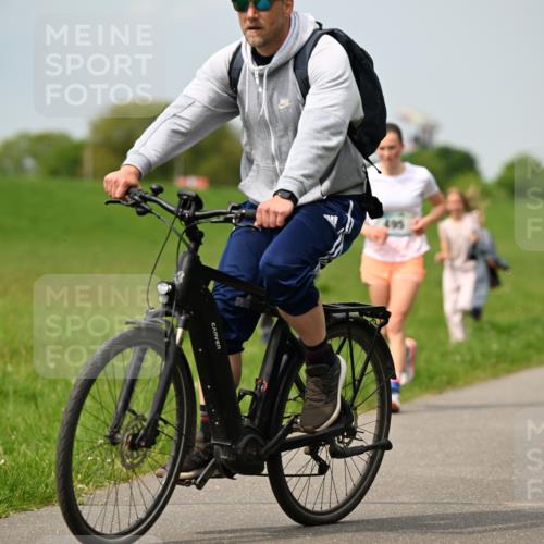 10.05.2026 - 8. Wedeler Halbmarathon Dr. Thomas Lammeyer http://msf.ph/oto/9705871 10.05.2026 11:56:08 Laufen  meine-sportfotos.de