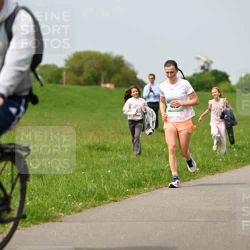 10.05.2026 - 8. Wedeler Halbmarathon Dr. Thomas Lammeyer http://msf.ph/oto/9705872 10.05.2026 11:56:09 Laufen  meine-sportfotos.de