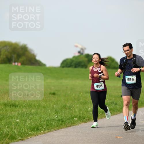 10.05.2026 - 8. Wedeler Halbmarathon Dr. Thomas Lammeyer http://msf.ph/oto/9705959 10.05.2026 11:56:40 Laufen 958, 959 meine-sportfotos.de