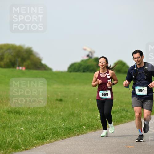 10.05.2026 - 8. Wedeler Halbmarathon Dr. Thomas Lammeyer http://msf.ph/oto/9705960 10.05.2026 11:56:40 Laufen 958, 959 meine-sportfotos.de