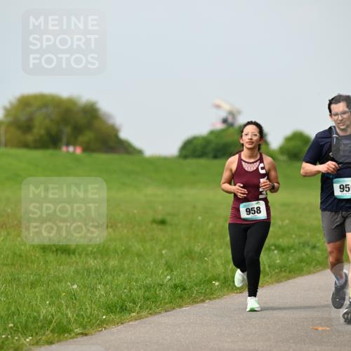 10.05.2026 - 8. Wedeler Halbmarathon Dr. Thomas Lammeyer http://msf.ph/oto/9705961 10.05.2026 11:56:40 Laufen 958, 959 meine-sportfotos.de