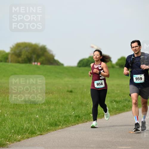 10.05.2026 - 8. Wedeler Halbmarathon Dr. Thomas Lammeyer http://msf.ph/oto/9705964 10.05.2026 11:56:41 Laufen 958, 959 meine-sportfotos.de